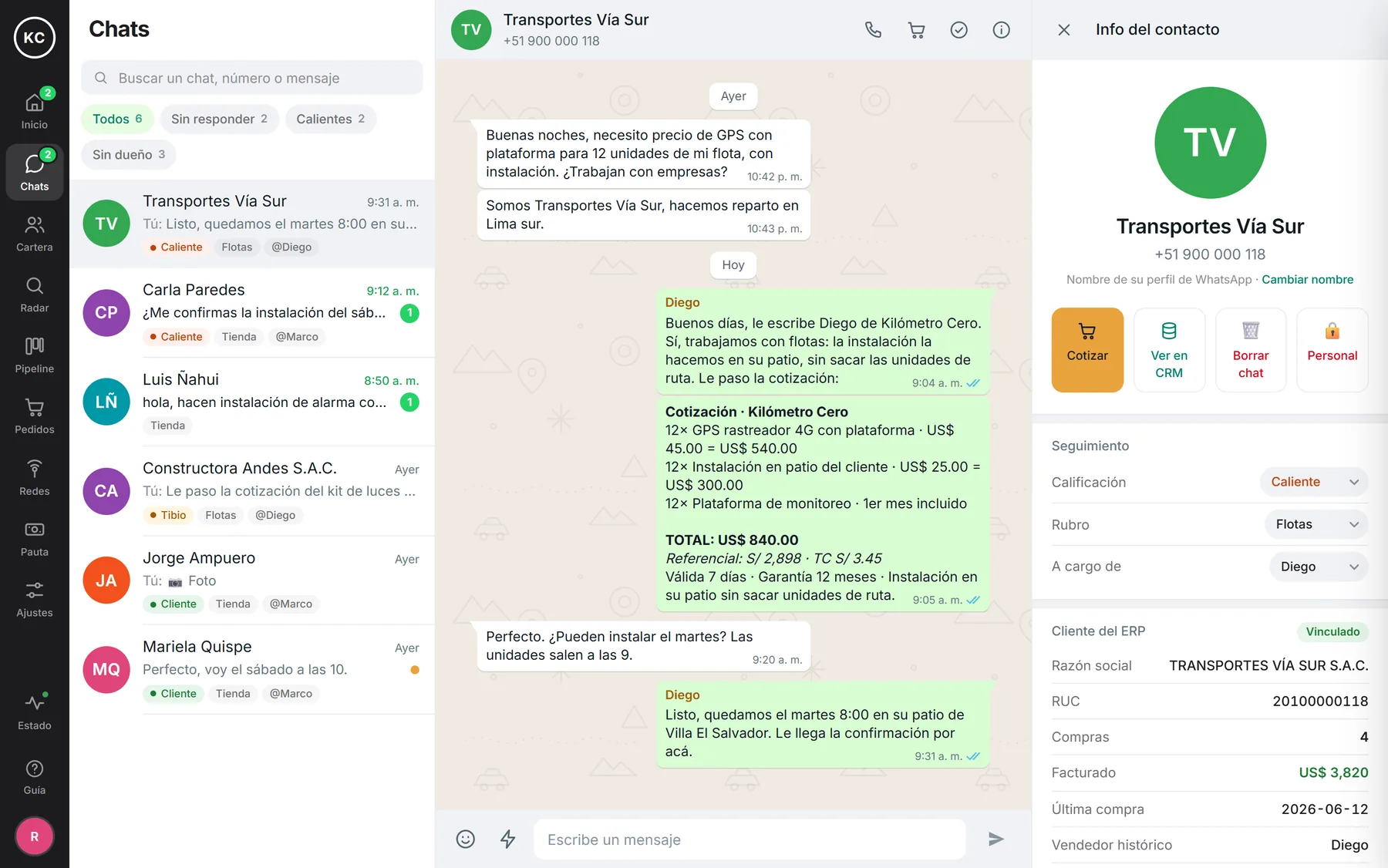 Bandeja de WhatsApp del sistema: lista de chats, conversación con una cotización enviada y ficha del cliente